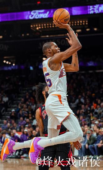 杜兰特中距离跳投遭布朗犯规,裁判回看后判一级恶意犯规 杜兰特中距离跳投遭布朗犯规,裁判回看后判一级恶意犯规