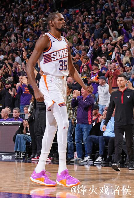 杜兰特中距离跳投遭布朗犯规,裁判回看后判一级恶意犯规 杜兰特中距离跳投遭布朗犯规,裁判回看后判一级恶意犯规